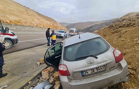 Malatya'da otomobil drenaj kanalına düştü