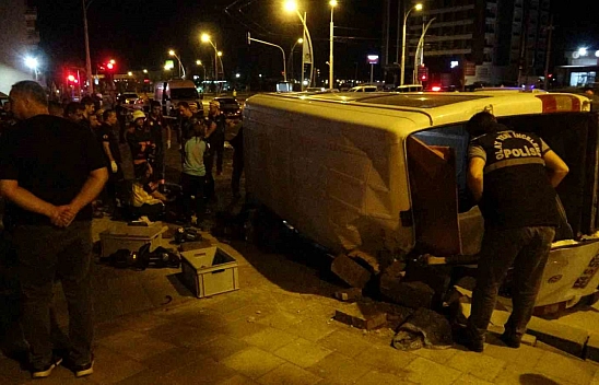 Malatya'da Feci Kaza! İşçi Servisi ile Otomobil Çarpıştı: 1 Ölü 13 Yaralı!