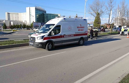 Malatya'da kontrolden çıkan motosiklet otomobile çarptı: Motosiklet sürücüsü ve yolcu yaralandı