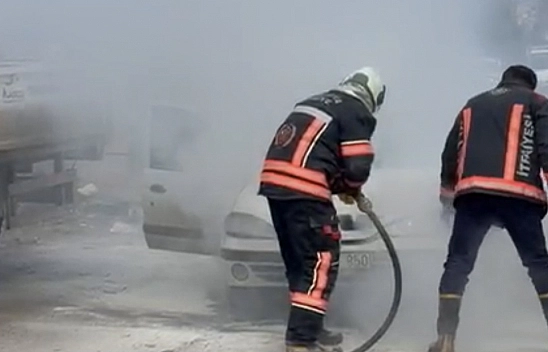 Malatya'da park halindeki araç alev aldı