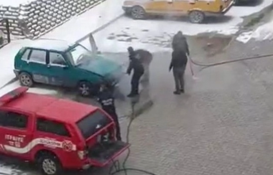 Malatya'da Park Halindeki Otomobil Alev Aldı: Yangın Büyümeden Söndürüldü