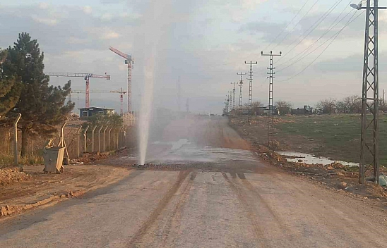 Malatya'da sıra dışı görüntü: Su metrelerce yükseğe çıktı