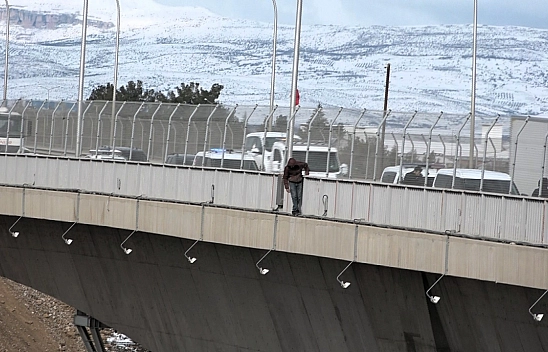 Malatya'da polis saatlerce ikna etti: Genç 4. kez intihardan vazgeçti!