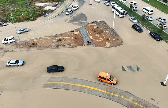 Sağanak yağış Malatya'da hayatı felç etti: Trafik tek şeride düştü