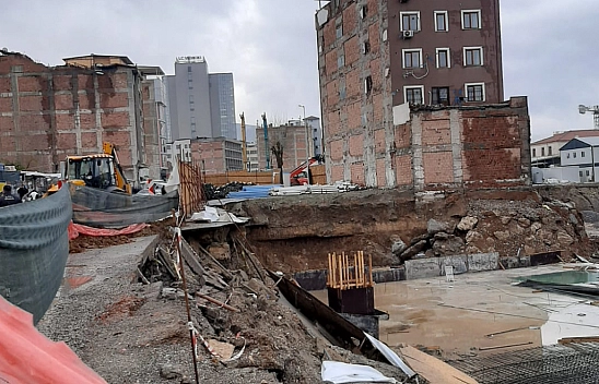 Malatya'da Sağanak Yağış Yolu Çökertti, Reklam Tabelaları Çukura Düştü!