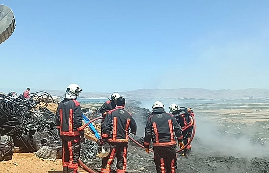 Malatya'da korkutan yangın: Şantiye deposu küle döndü