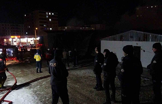 Malatya'da konteynerler alevlere teslim oldu