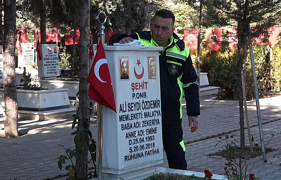 Malatya'da Şehitlere Saygı: Kabirler Gül Suyuyla Temizleniyor!