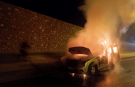 Malatya'da Seyir Halindeki Hafif Ticari Araç Alev Alev Yandı