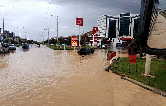Malatya'da şiddetli sağanak: Yollar göle döndü!