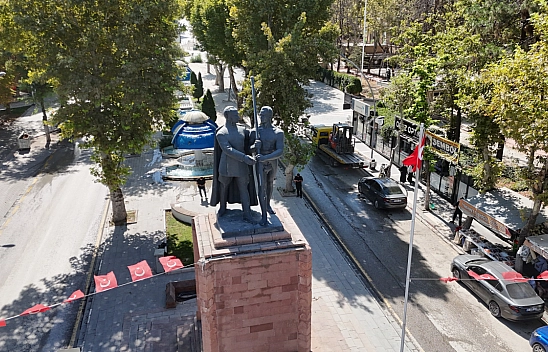Malatya'da sıra dışı eylem: Heykele pantolon giydirmek istediler!