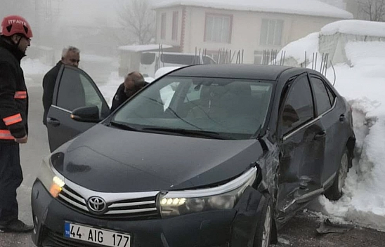 Malatya'da sis ve buzlanma kazaya neden oldu: Muhtar Sarıbaş hastaneye kaldırıldı