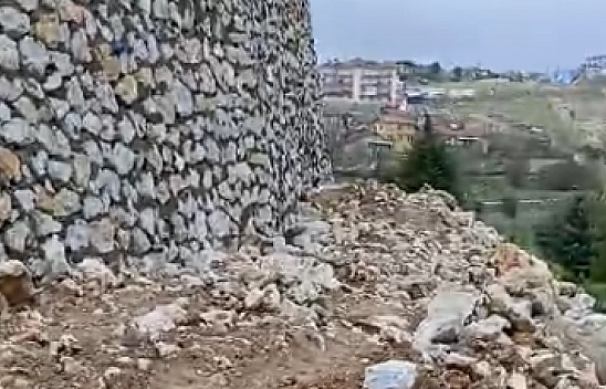 Malatya'da skandal! Mezarlar yola savruldu!