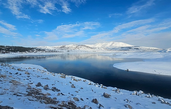Malatya'da Sürgü barajı buz tuttu