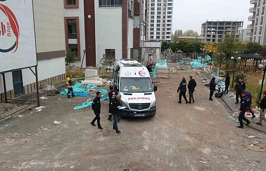 Malatya'da tadilat yapılan binada iskele çöktü: 2 ölü