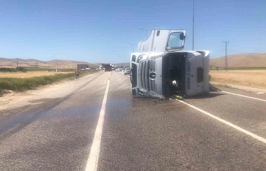 Malatya'da tanker devrildi: 1 kişi yaralandı