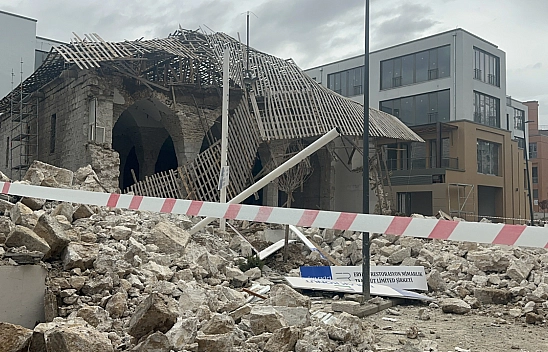 Malatya'da Tarihi Caminin Duvarı Çöktü: 1 Yaralı, O Anlar Kamerada
