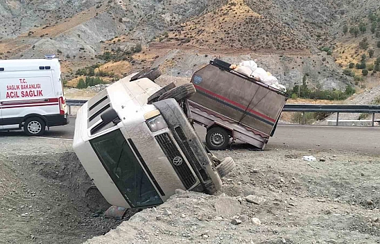 Malatya'da tünel çıkışında tarım işçilerini taşıyan minibüs devrildi