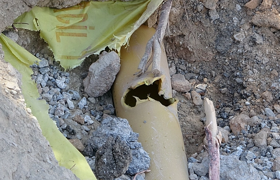 Malatya'da Tehlikeli Anlar! Doğalgaz Borusu Delindi, Mahalle Ayakta!