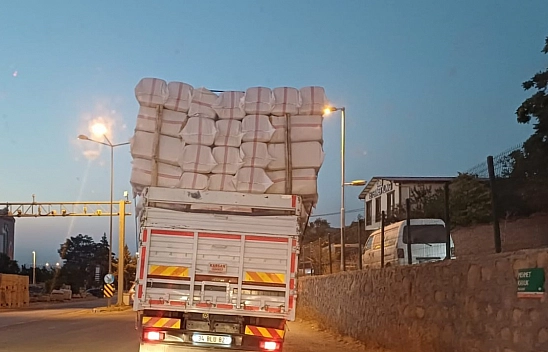 Malatya'da tehlikeli yolculuk! Saman yüklü kamyonet kazaya davetiye çıkardı....
