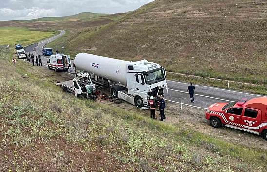 Tır ile kamyonet kafa kafaya çarpıştı: 1 ölü