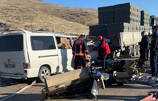 Malatya'da tır ile minibüs çarpıştı: 3 ölü