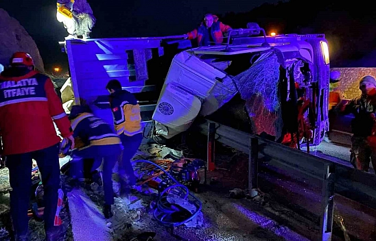 Malatya'da tır şarampole devrildi: 2 ölü, 1 yaralı