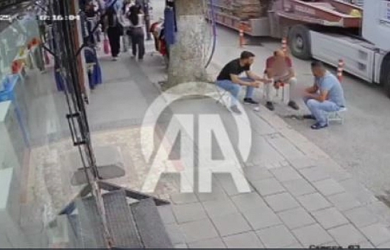 Malatya'da tırın lastiği patladı: 2 yaralı