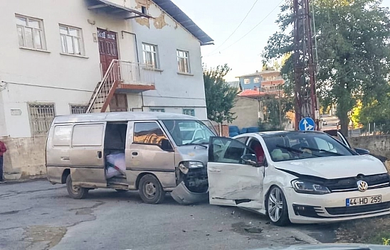 Malatya'da trafik kazası: Araçlarda maddi hasar oluştu
