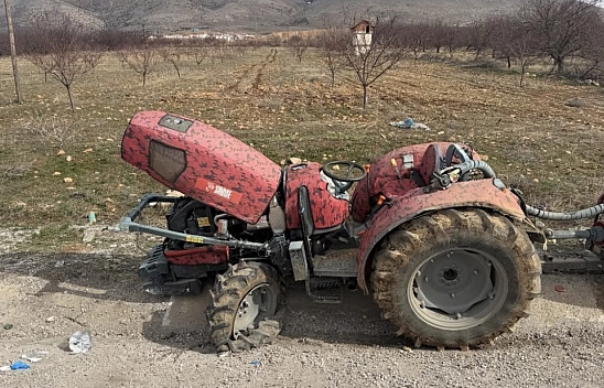 Malatya'da Trafik Kazası: Kontrolden Çıkan Traktör Yan Yattı