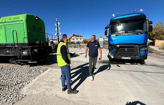 Malatya'da facia ucuz atlatıldı: Tren tıra çarptı