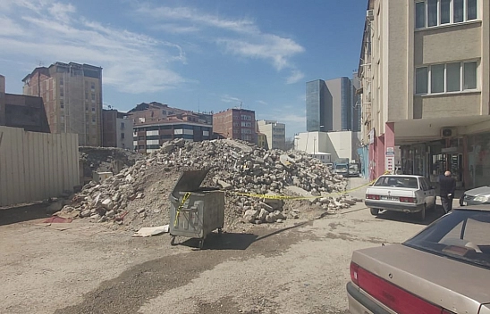 Malatya'da Valilik Yasağına Rağmen Molozlar Sokakta! 53 Gündür Kaldırılmıyor