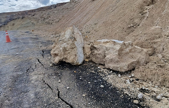 Malatya'da vatandaşlar tedirgin: Yol çatlakları büyüyor, çökme başladı
