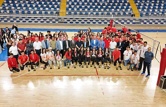 Malatya'da voleybolda kupalar sahibini buldu