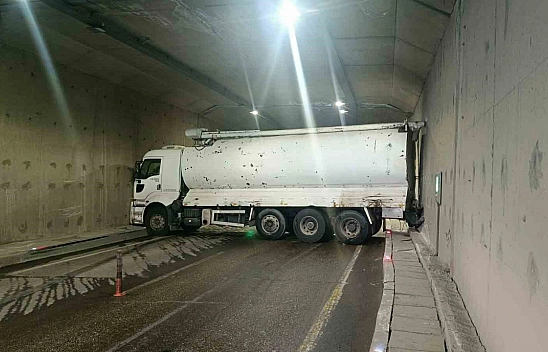 Erkenek Tüneli'nde tanker kazası! Yol ulaşıma kapandı