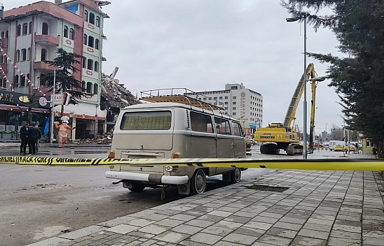 Malatya'da Devam Ediyor: 5 Katlı Bina Yıkılıyor!
