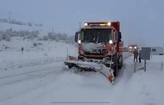 Malatya'da yoğun kar alarmı: Belirli güzergâhlarda araçlara geçici kısıtlama getirildi