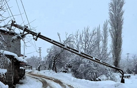Malatya'da yoğun kar elektrik direğini yıktı, yol kapatıldı