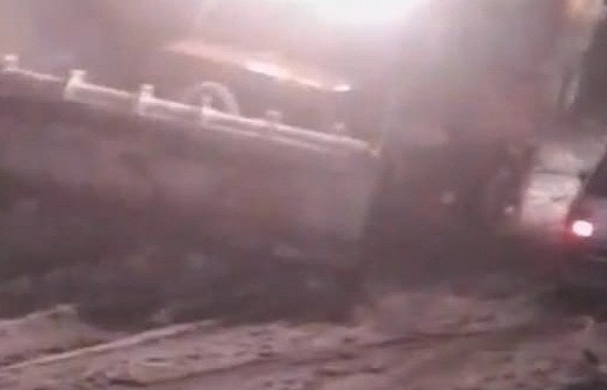 Malatya'da yoğun kar yağışı etkili oldu, çok sayıda araç yolda kaldı