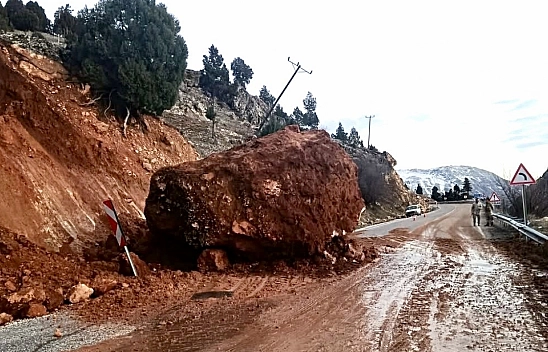 Malatya'da toprak kaydı, facianın eşiğinden dönüldü! Yol trafiğe kapatıldı