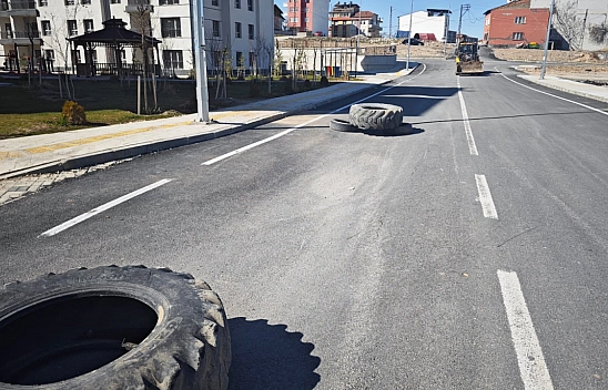 Malatya'da Yol 2 Ayda Çöktü| Çukuru Lastikle Kapattılar, Sorumlusu Kim?