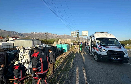 Malatya'da yolcu otobüsü devrildi: Çok sayıda yaralı var
