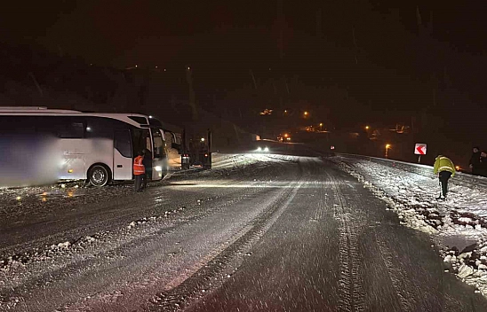 Malatya'da otobüs istinat duvarına çarptı: 9 yaralı