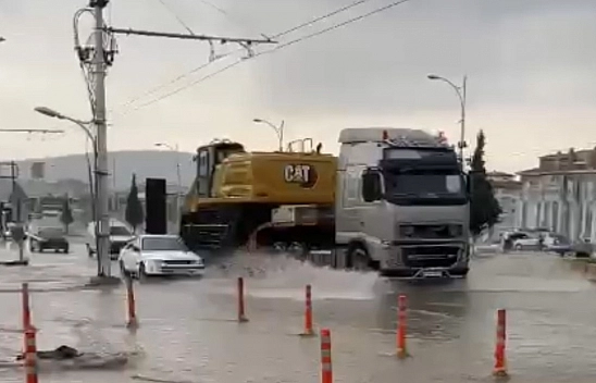 Malatya'da Yollar Göle Döndü! Araçlar Su İçinde Kaldı!