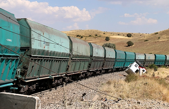 Malatya'da yük treni ile kamyonet çarpıştı! Sürücü yaralandı