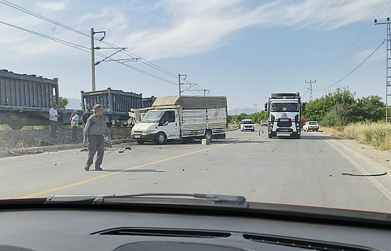 Malatya'da yük treni kamyonete çarptı..!