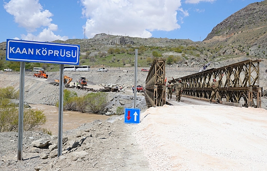 Malatya'dan gidip Hakkari'de köprü kurdu