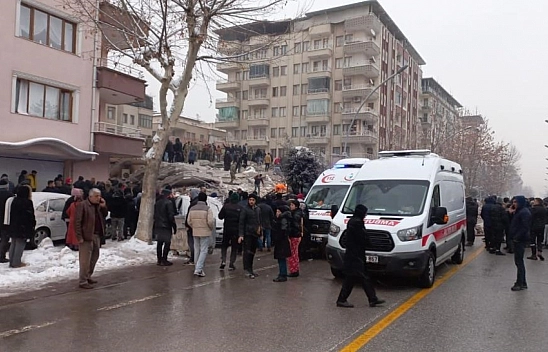Depremde yıkılan Sancak Apartmanı davasında karar: Müteahhit ve belediye personeline hapis cezası