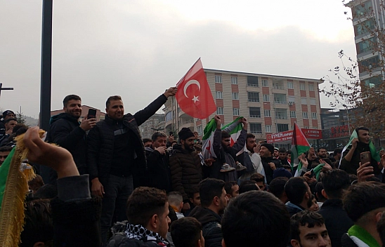 Malatya'daki Suriyeliler, Esed'in Gidişini Kutluyor