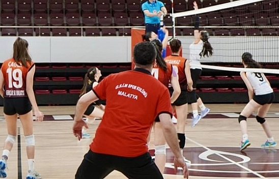 Rakip Tanımadılar! Malatya Yıldız Kızlar Takımı Elazığ'dan Şampiyon Döndü